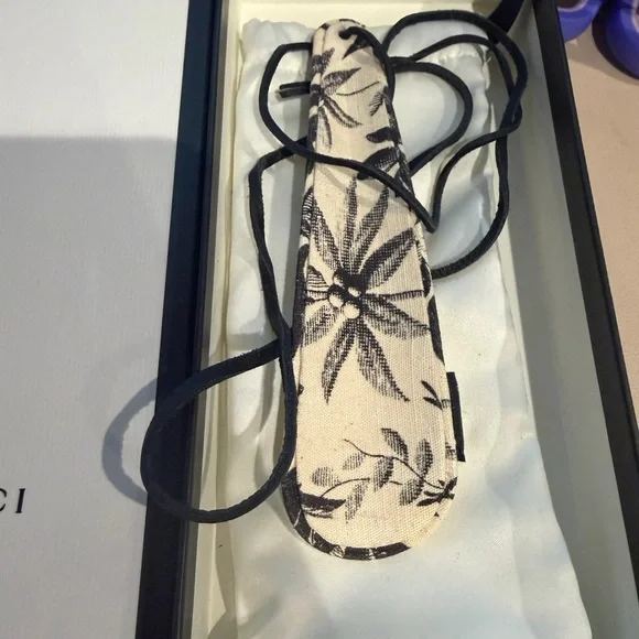 Gucci Black and Cream Floral Shoe Horn with Dust Bag - Picture 3 of 3